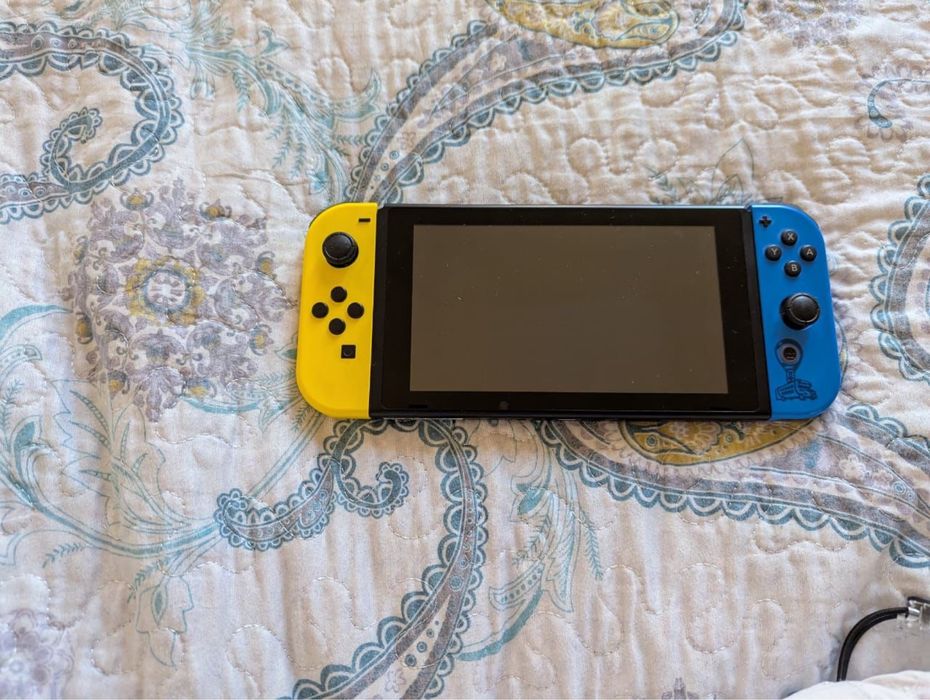 Продаю Nintendo switch плюс с играми плюс sd-card