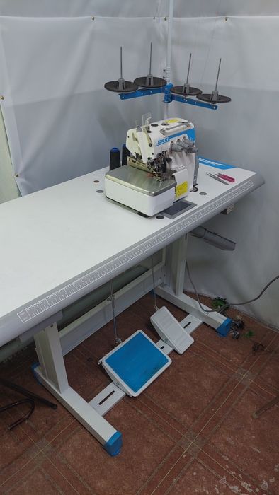 Продам оверлок  Jack