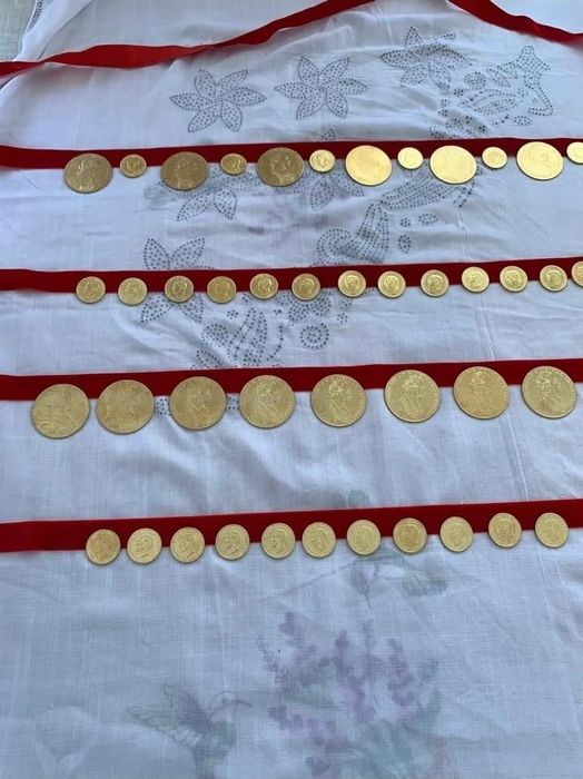 Vand monde placate cu aur de 24k,  monedele ies pe piatra