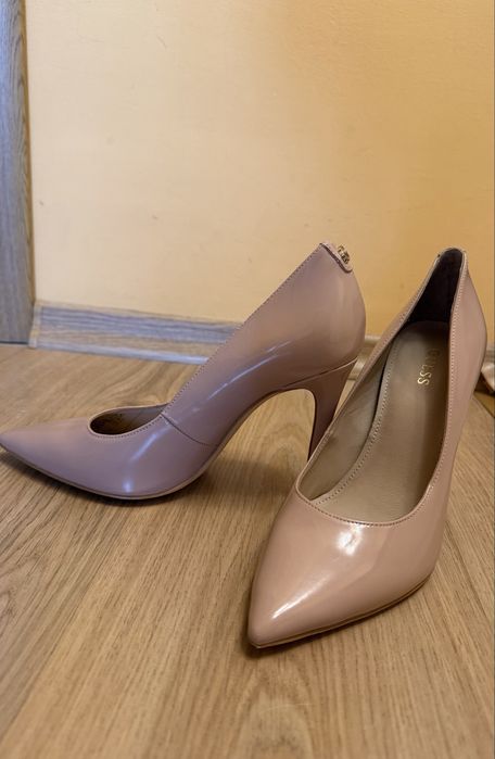 Бледо розови Токчета Guess