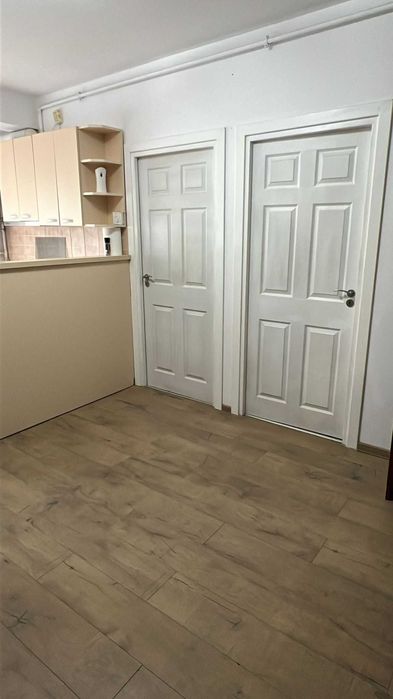 Închiriez apartament 3 camere + 1 loc pt. parcare exterioară