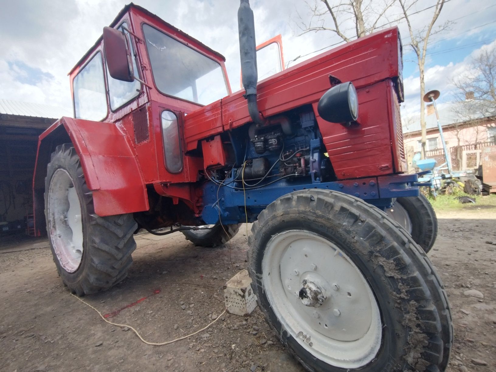 Vând tractor UTB650