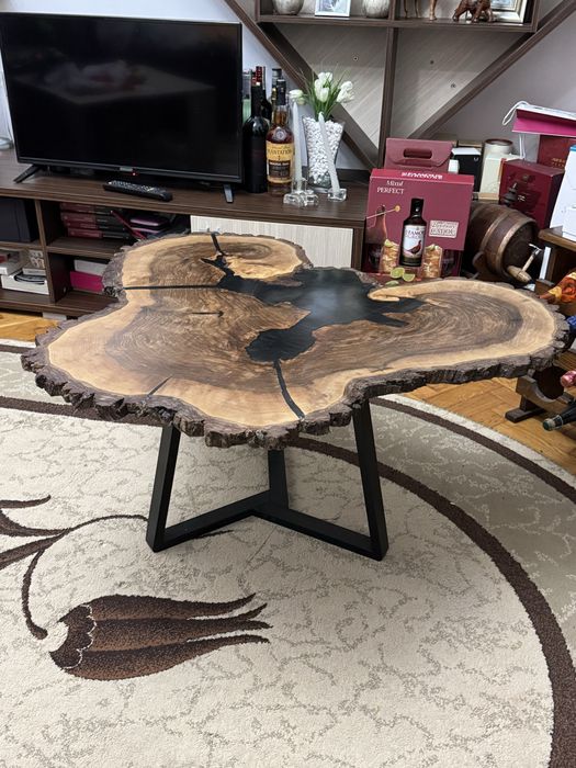 Măsuța de cafea din nuc, rasina epoxidica, interior/exterior