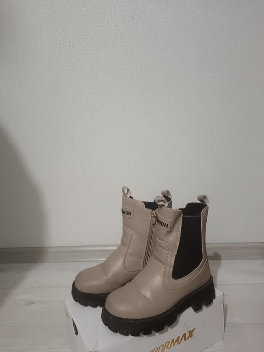 Қыз баланың аяқ киімі.