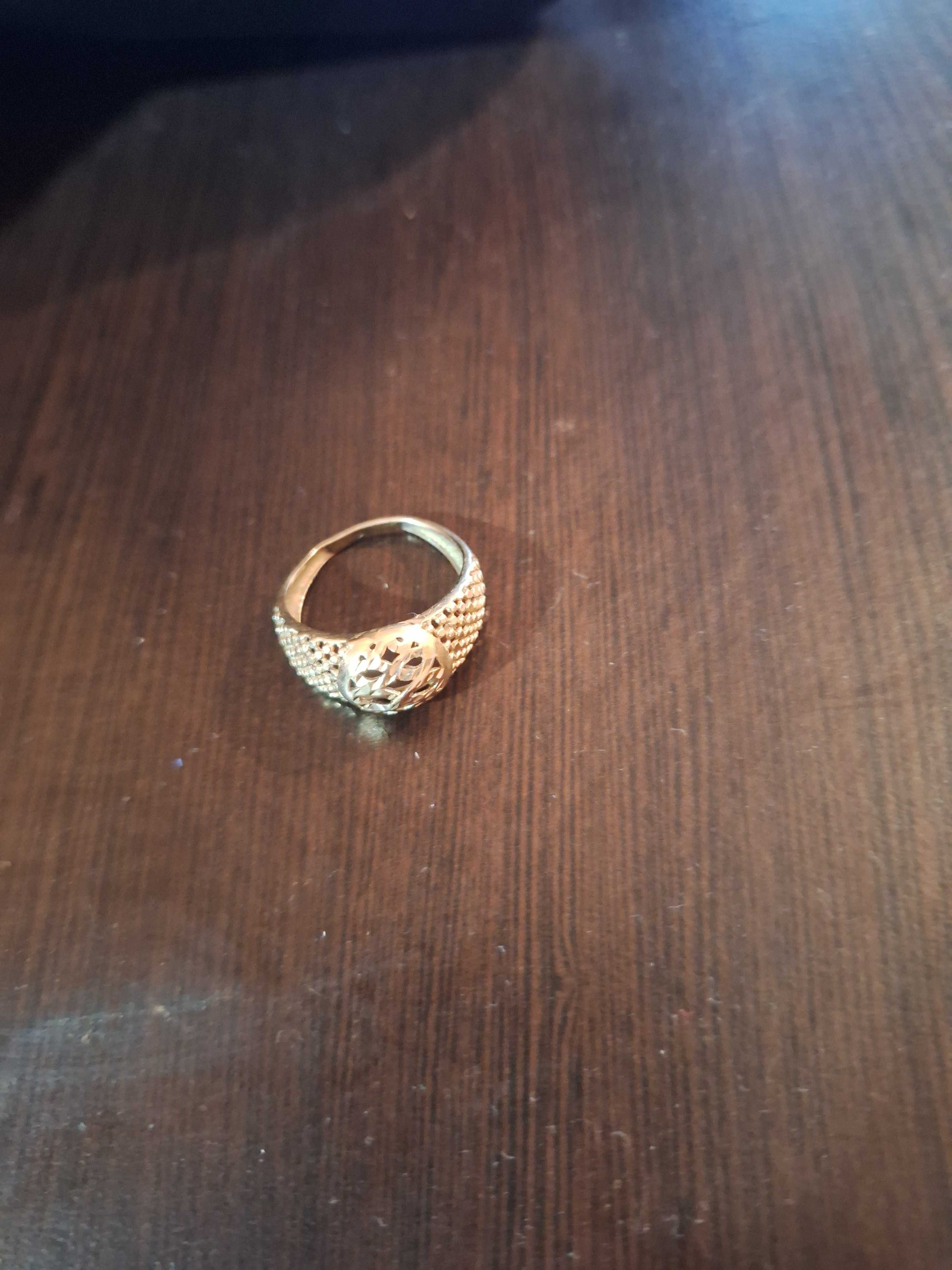 Продавам златен пръстен 2.6 грама