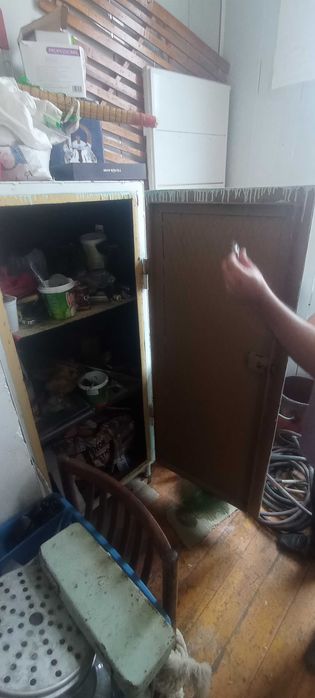 Сейф большой железный домашний очень тяжёлый.