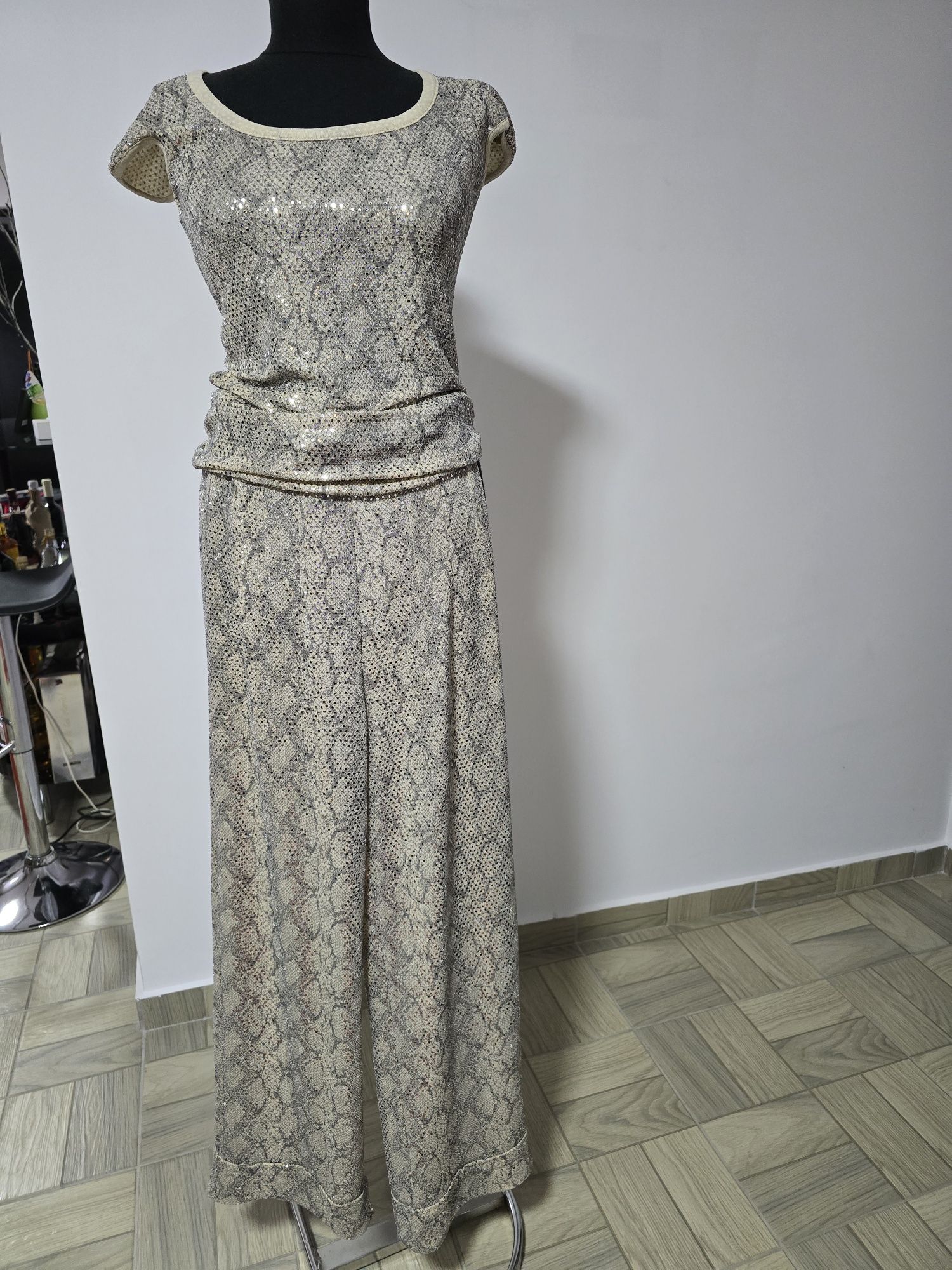 Pantaloni argintii cu paiete strălucitoare, model bej snake print