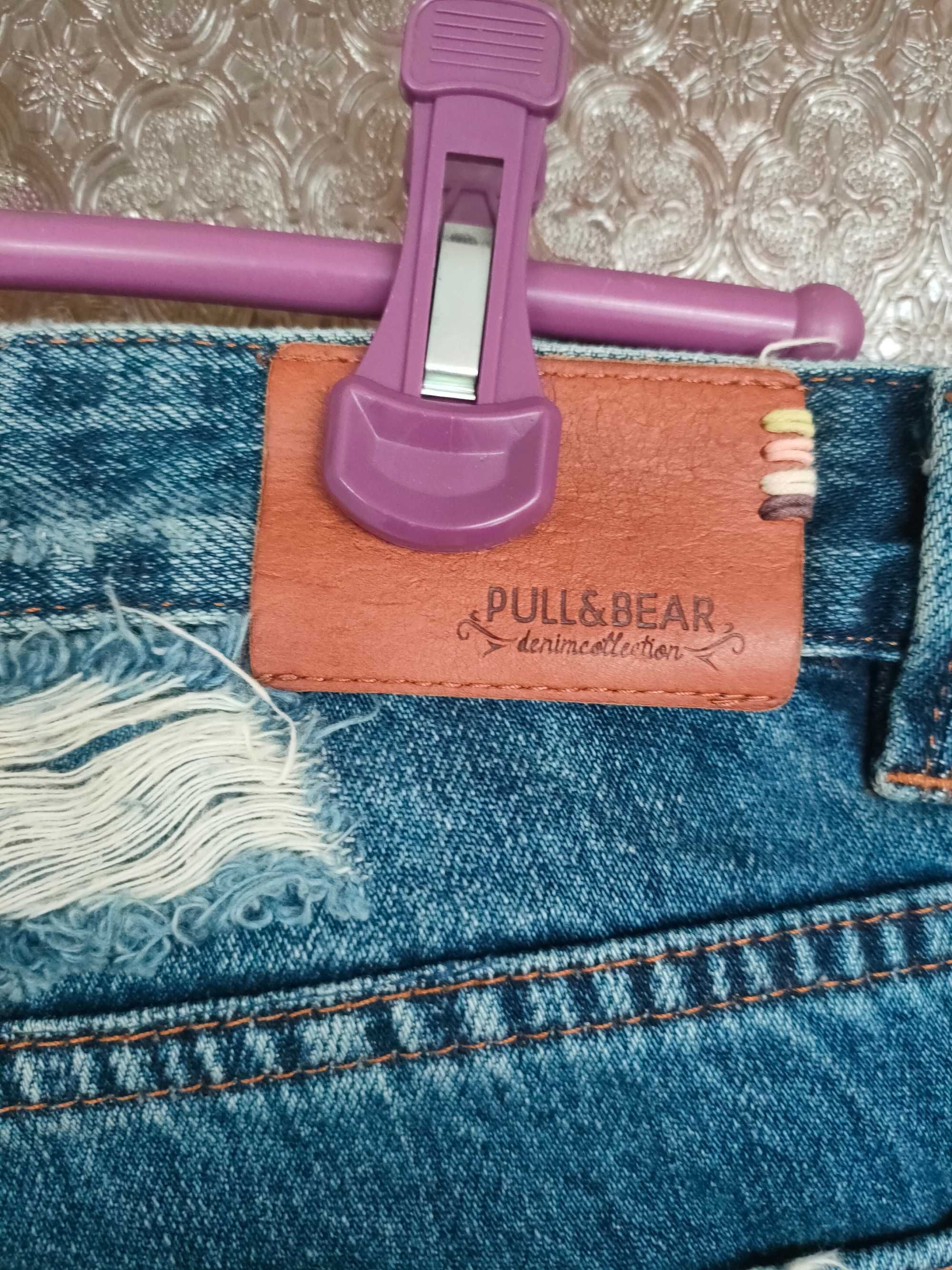 Дамски дънки Pull & Bear на кръпки, в отлично състояние. 36 номер.