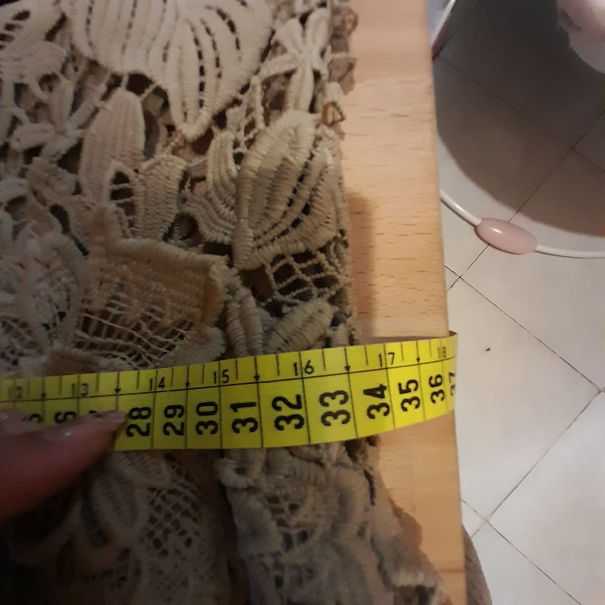 Rochie M(38) din dantelă brodată crem midi cu mânecă lungă