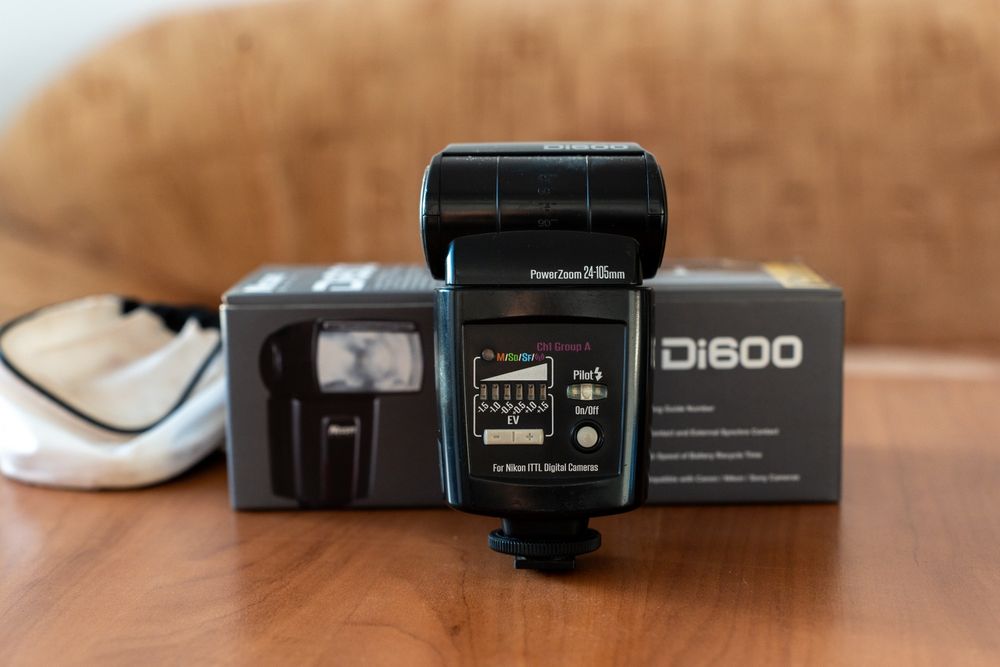 Nikon D7100 + обектив 16-85 mm + светкавица