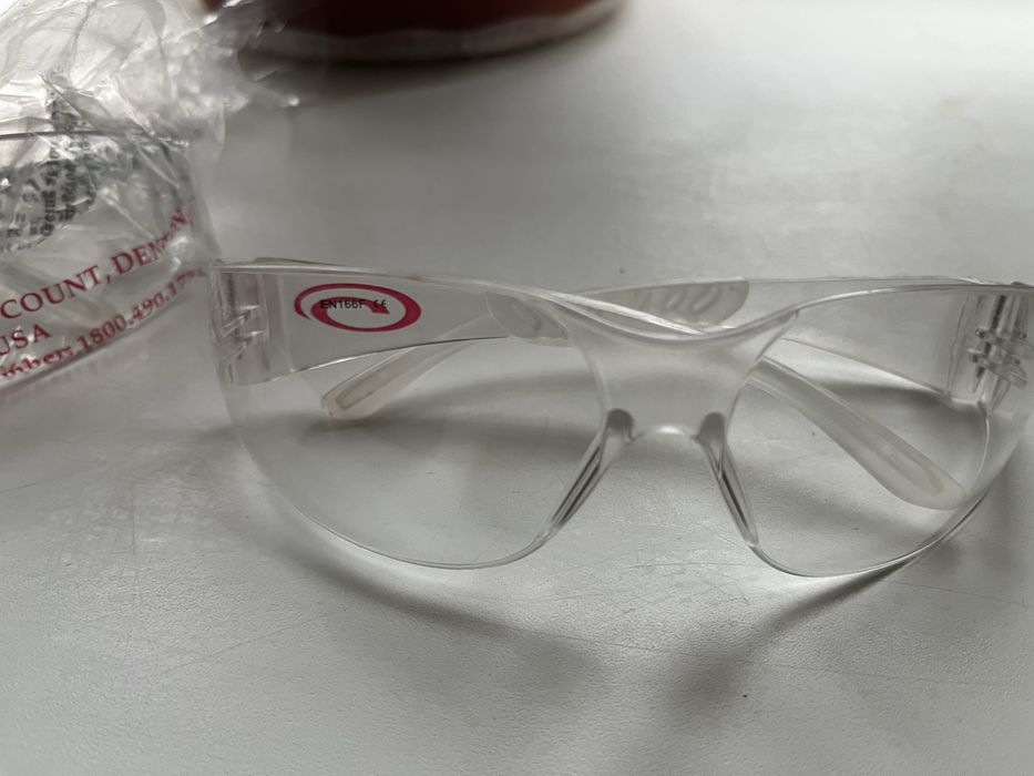 Продам очки защитные новая