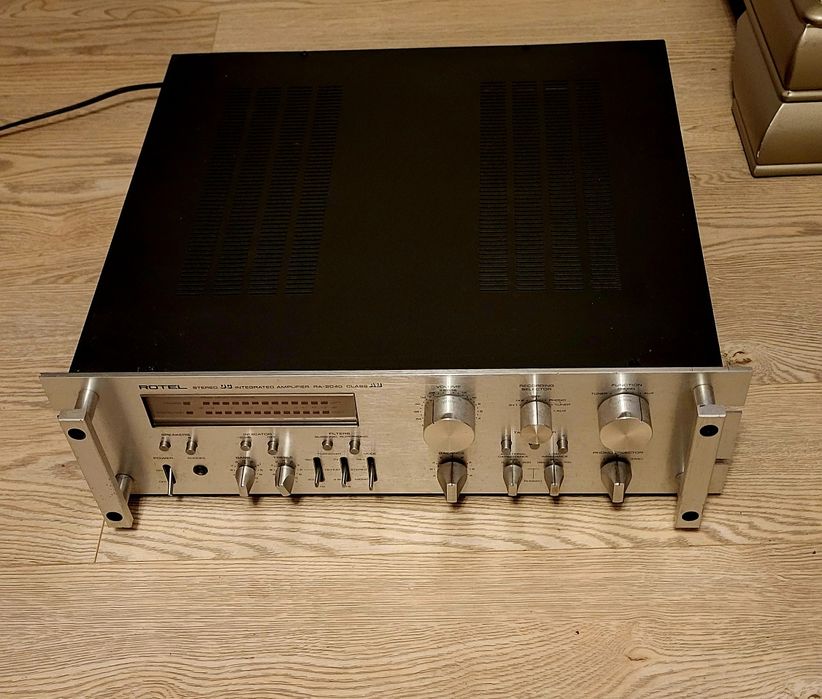 Rotel RA-2040 bijuterie