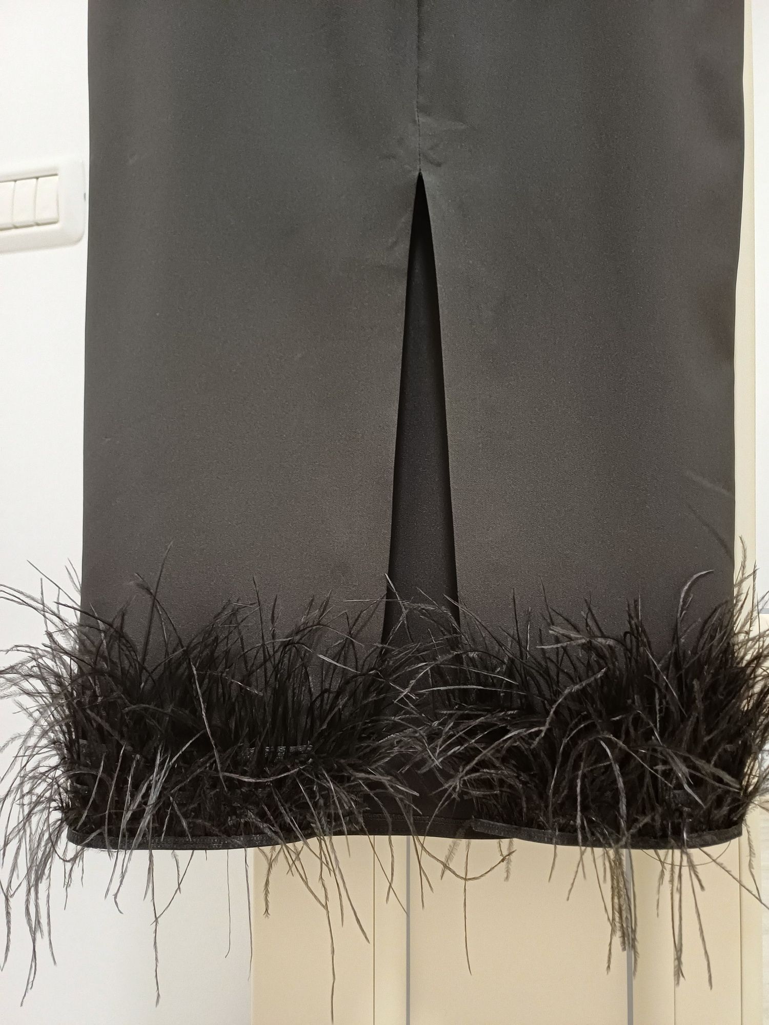 Rochie eleganta neagra cu pene strut S