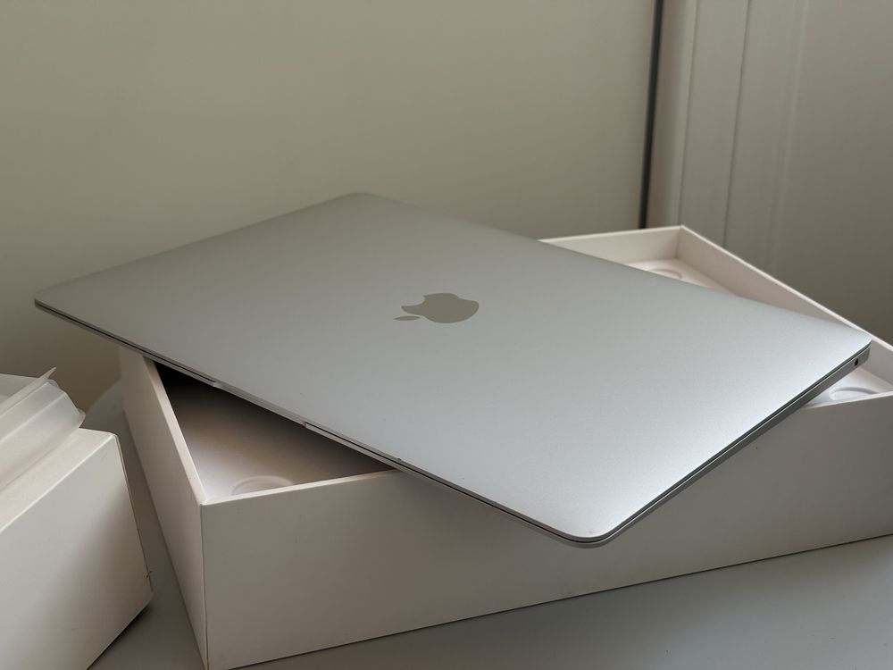 Apple Macbook Air M1 Silver 8GB/256GB - Като НОВ, 69 зареждания!