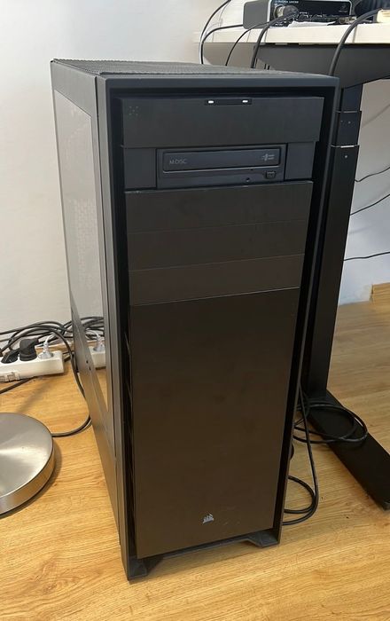 Продавам Геймърски Компютър с Екран