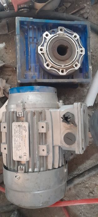 Продам электродвигатель  380,с редуктором