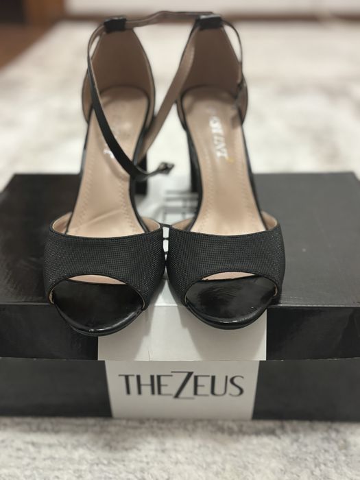 Pantofi negri ,decupați , mărimea 37.Purati o singură dată .