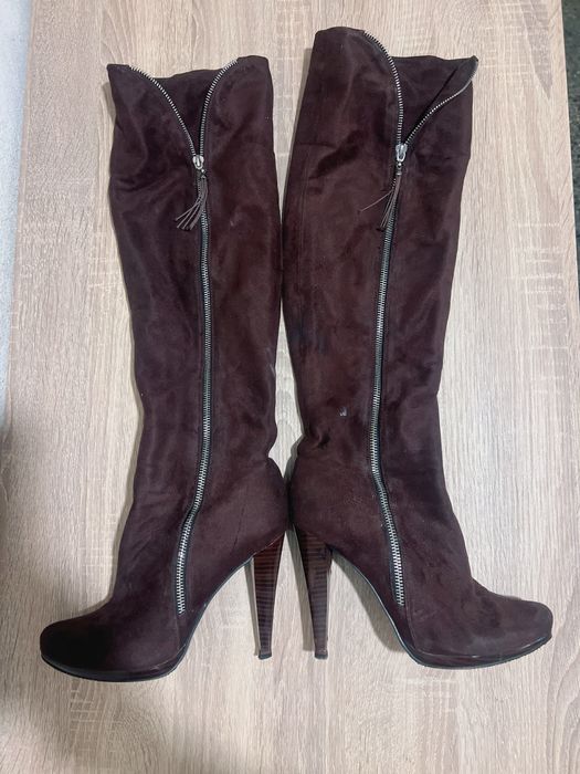 Велурени чизми с висок ток