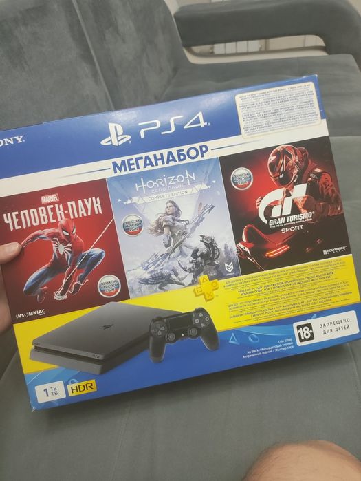 Продам PS4 в отличном состоянии