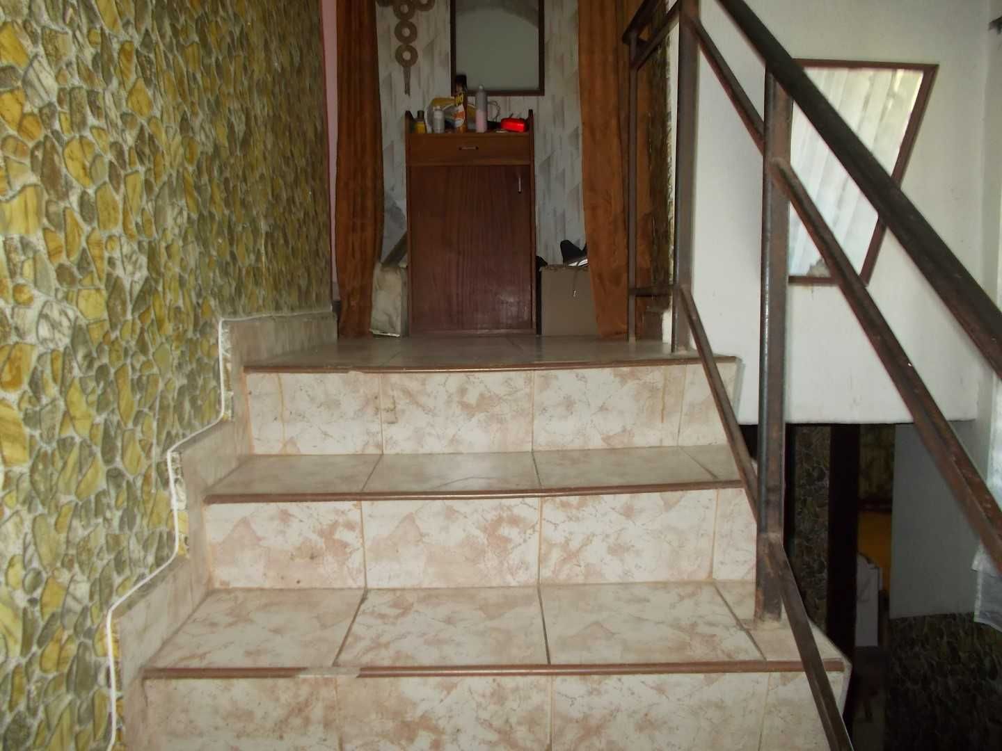 Продавам триетажна къща в с.Сливенци