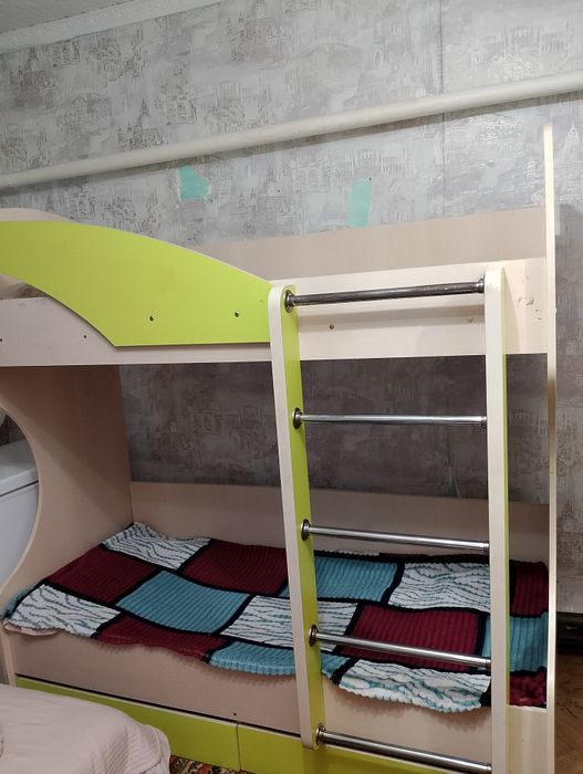 Ппродам б/у двухярустную кровать.