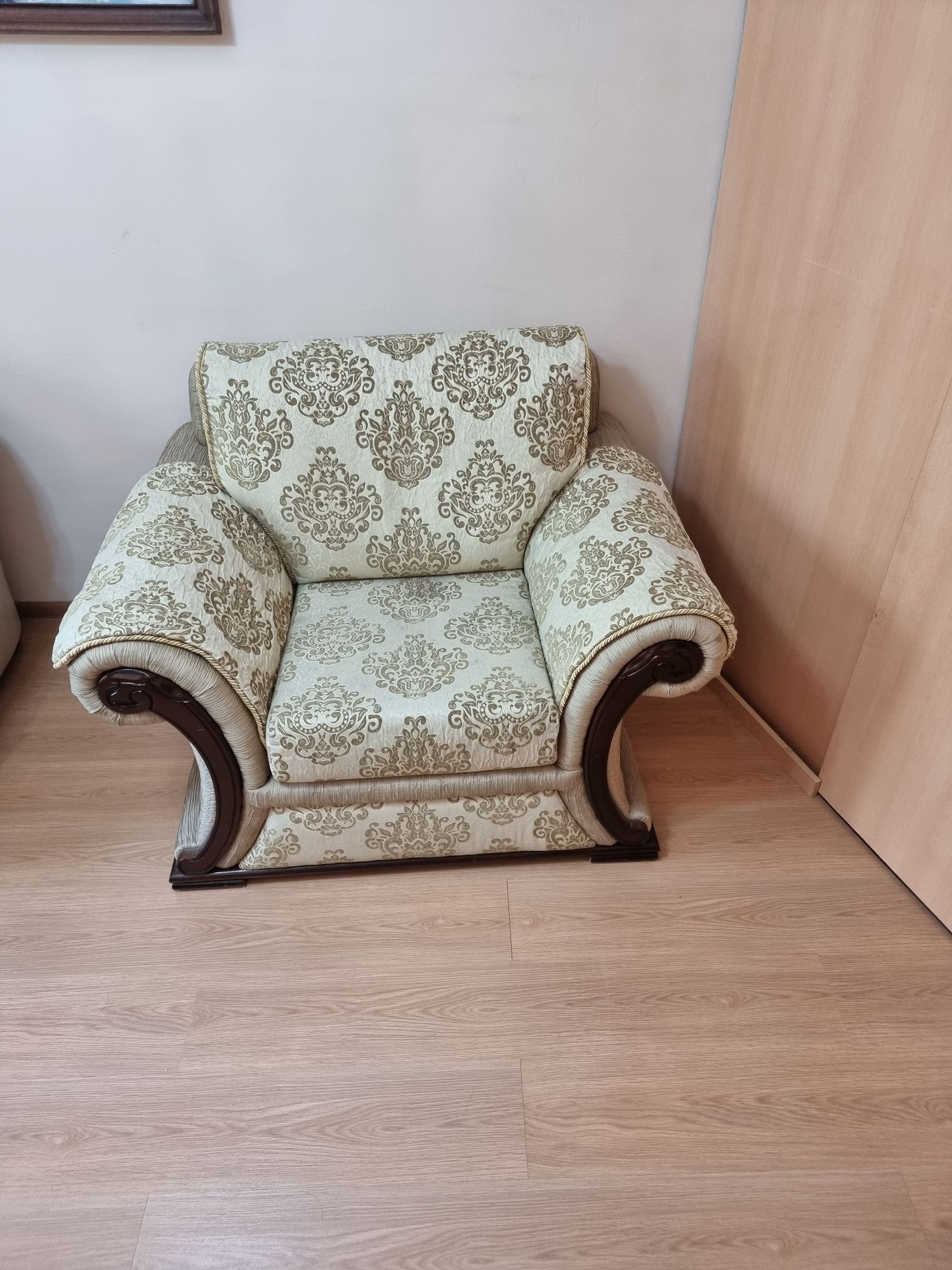 Срочно продам софу и кресло