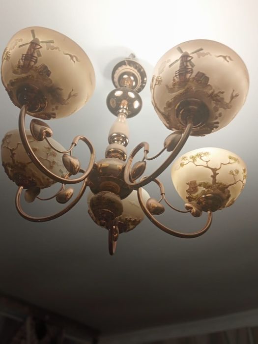 Продам люстру . В хорошем состоянии