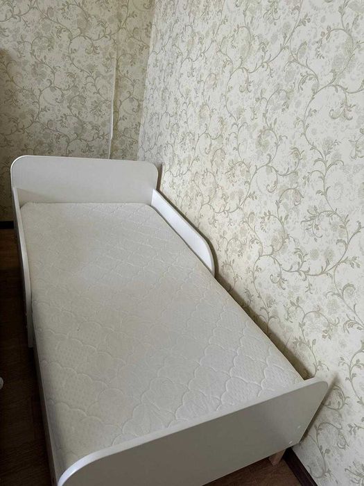 Кровать детская с матрасом