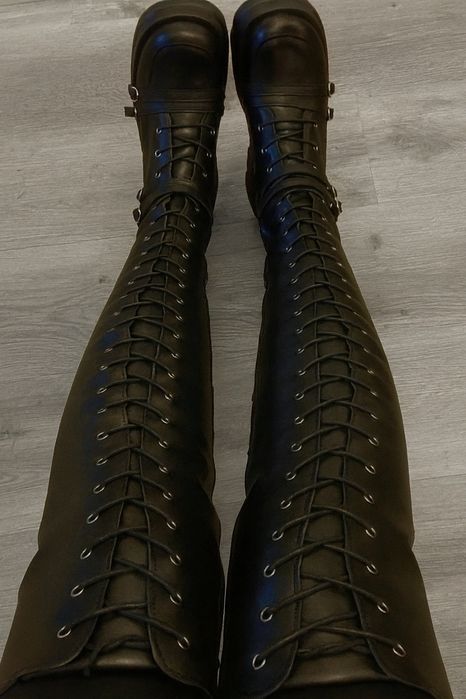 Cizme lungi cu sireturi