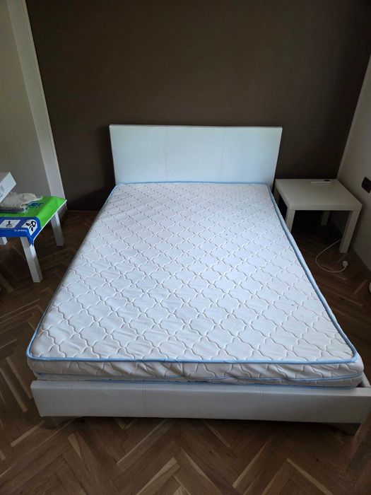 Стилно легло с двулицев матрак 140x200 – отлично състояние