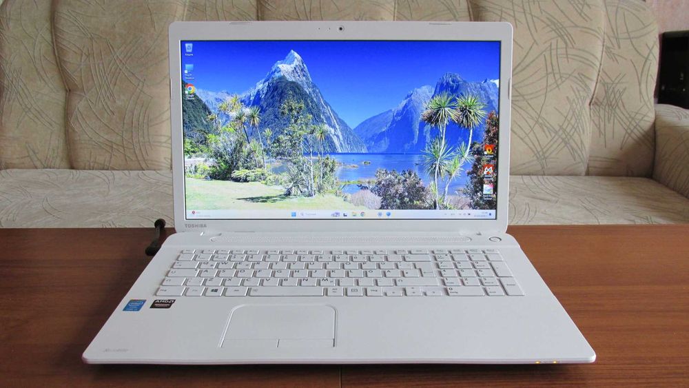 17.3 инча Tochiba с Intel i5-5200,ново SSD