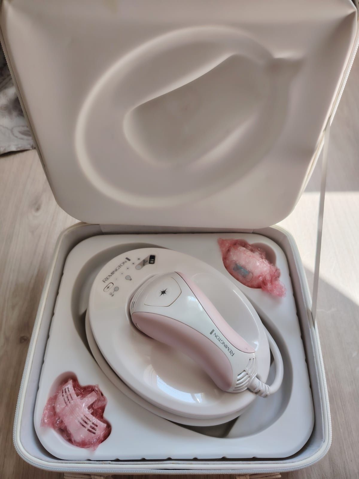 Epilator REMINGTON IPL 6750 cu lumina intens pulsata pentru fata si co