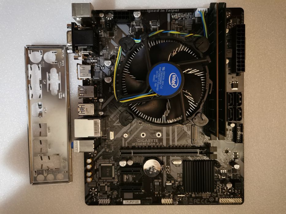 Placa de baza Gigabyte, Procesor I5 9500, DDR4 16 gb (socket 1151)
