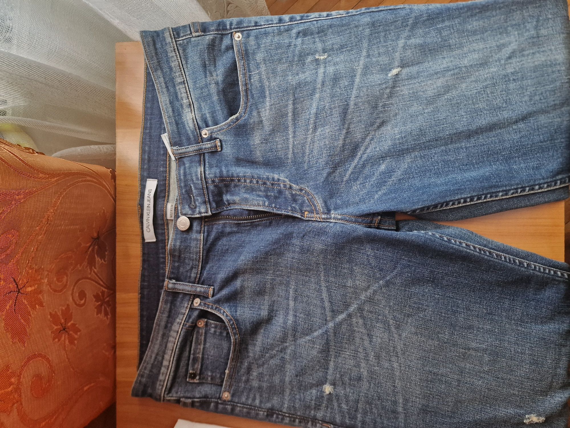 Vând blugi CALVIN KLEIN  noi.