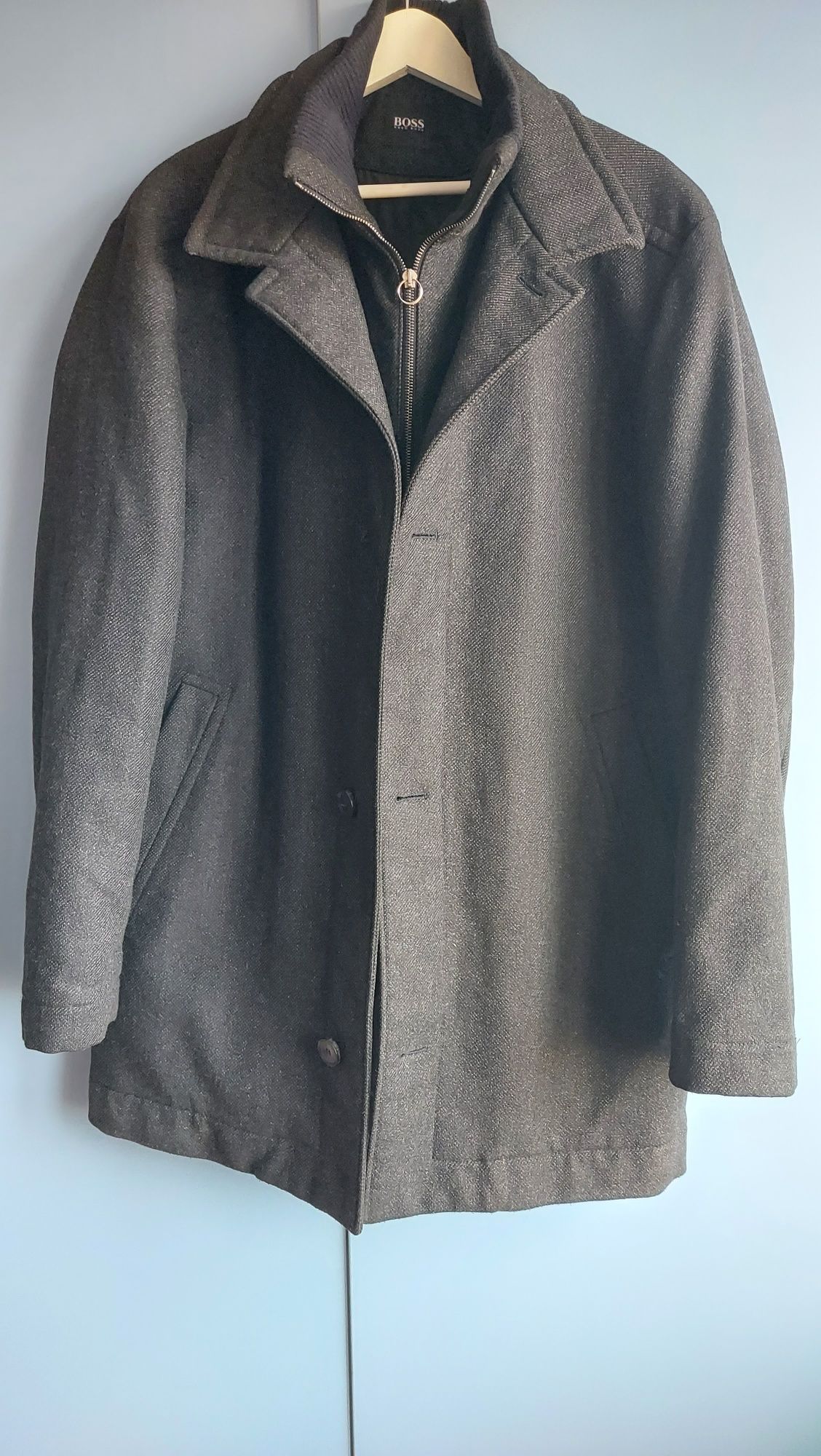 Vând palton Hugo Boss XXL