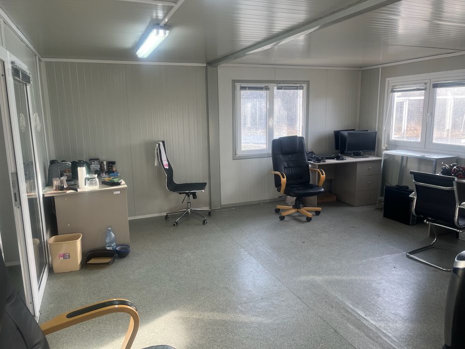 Constructie mobila din 4 containere cu sistem fotovoltaic