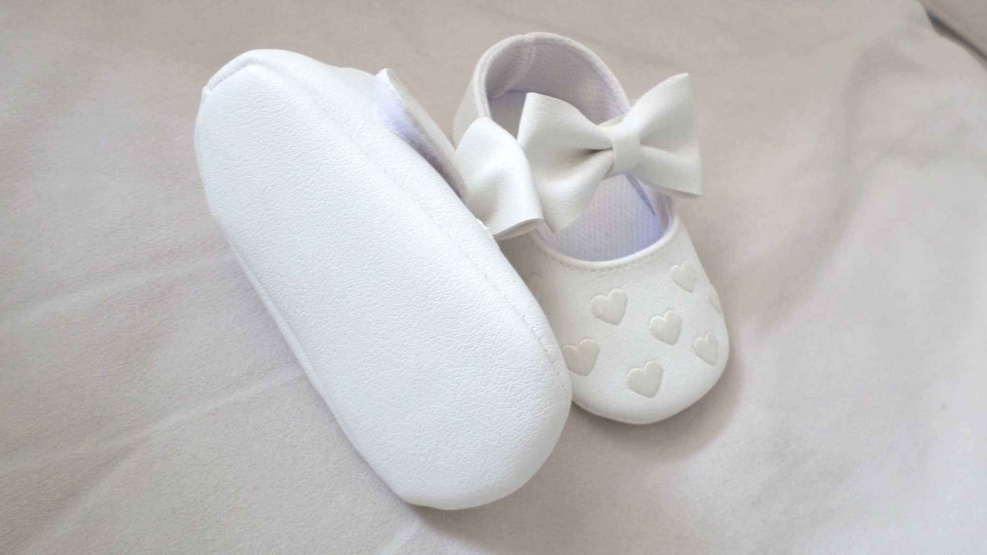Бебешки кожени бели обувки за момиче