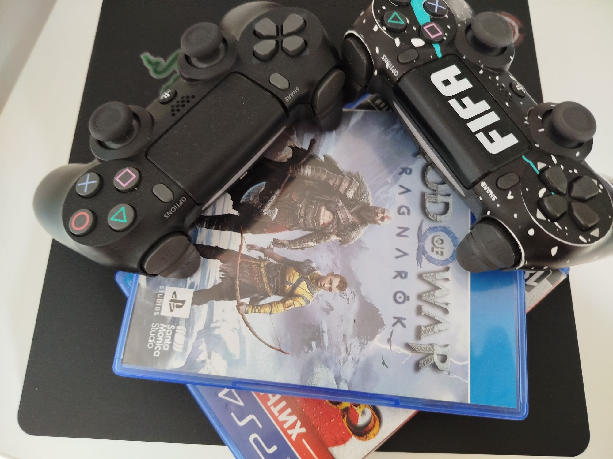 Ps4 в хорошем состоянии с 2 геймпадми также охлаждающея станция