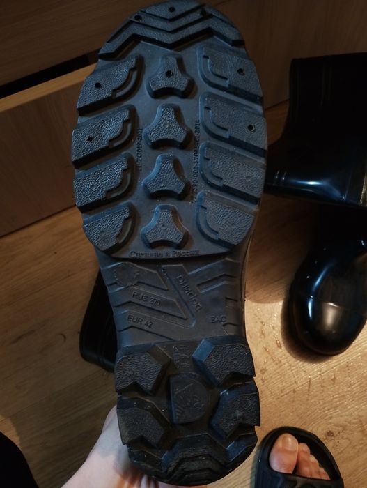 Резиновые ботинки с железным носком