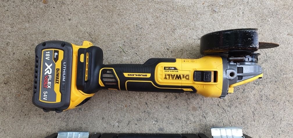 Flex dewalt cu baterie de 18 v.