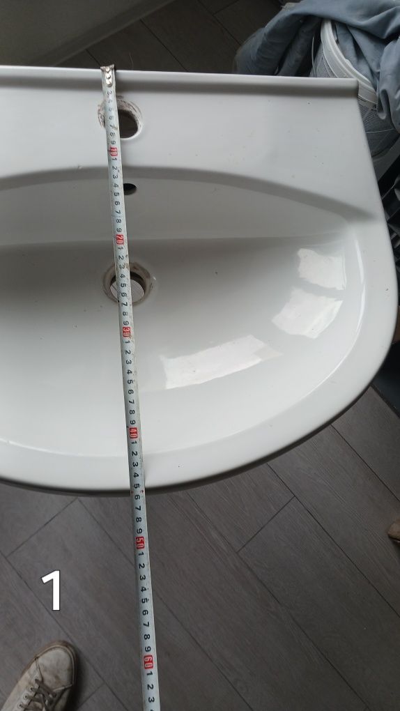 Продавам използвани четри броя мивки за баня,