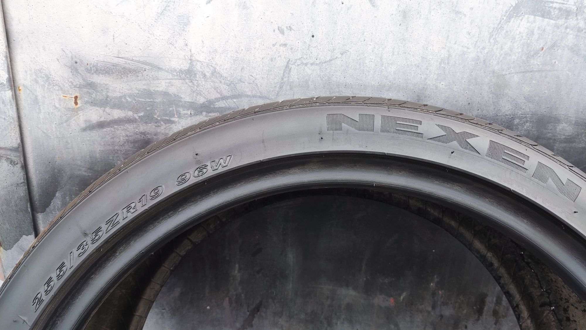 2бр. летни гуми 255/35/19 Nexen  N'Fera 
dot22
6.9mm
Добро състояние н