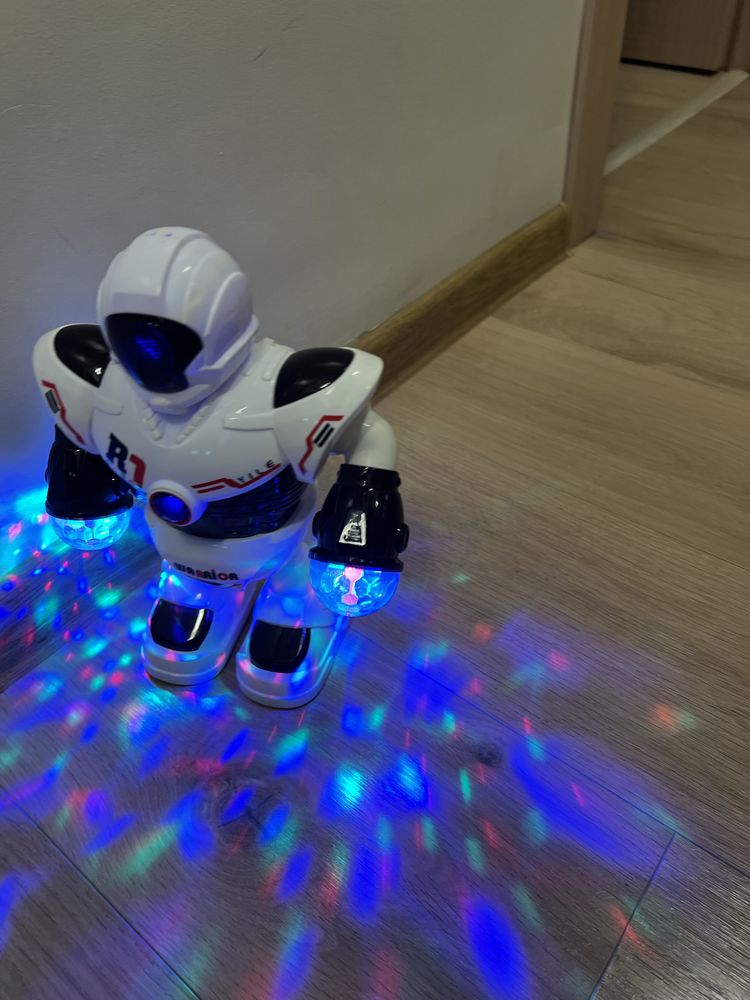 Robot interactiv cu sunete si lumini