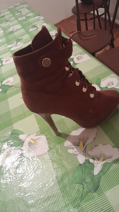 Туфли осеньи етік сатылады.Состояние жаксы 3000тг,4000тг