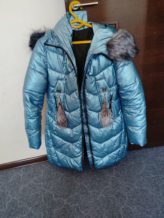 Hitoy kurtka qalin deyarli yangi 2.  3 marta kiyilgan