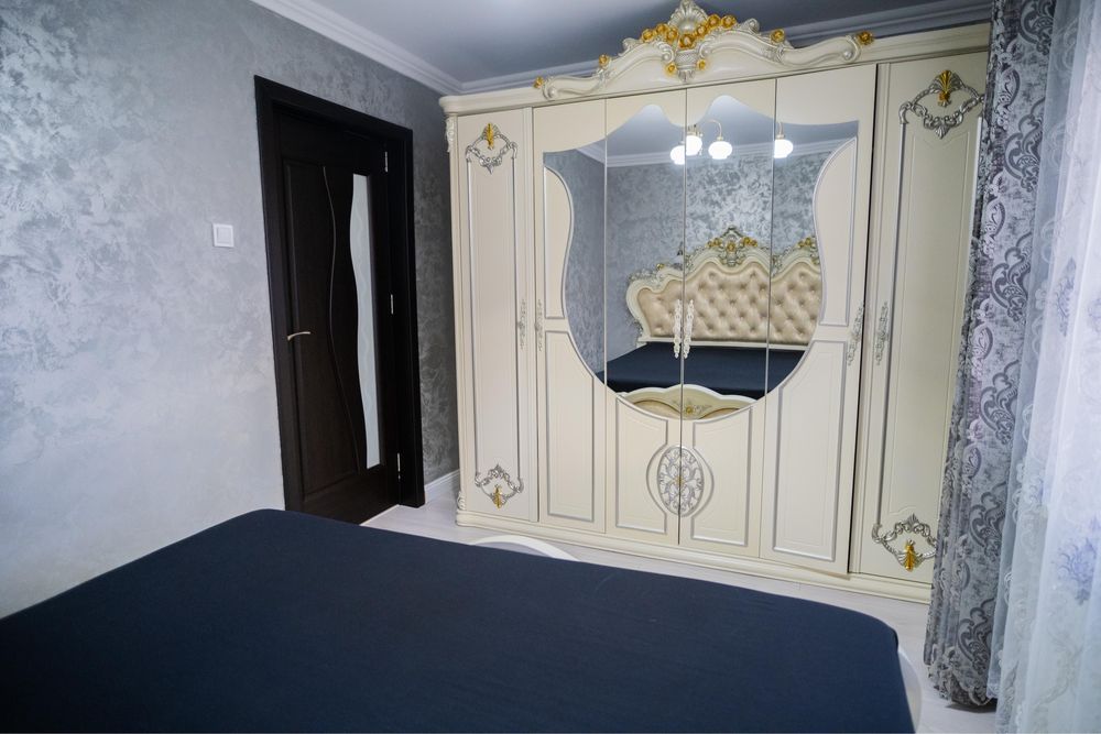 Vand doua dormitoare-mobilier lemn! Stare excelenta!!