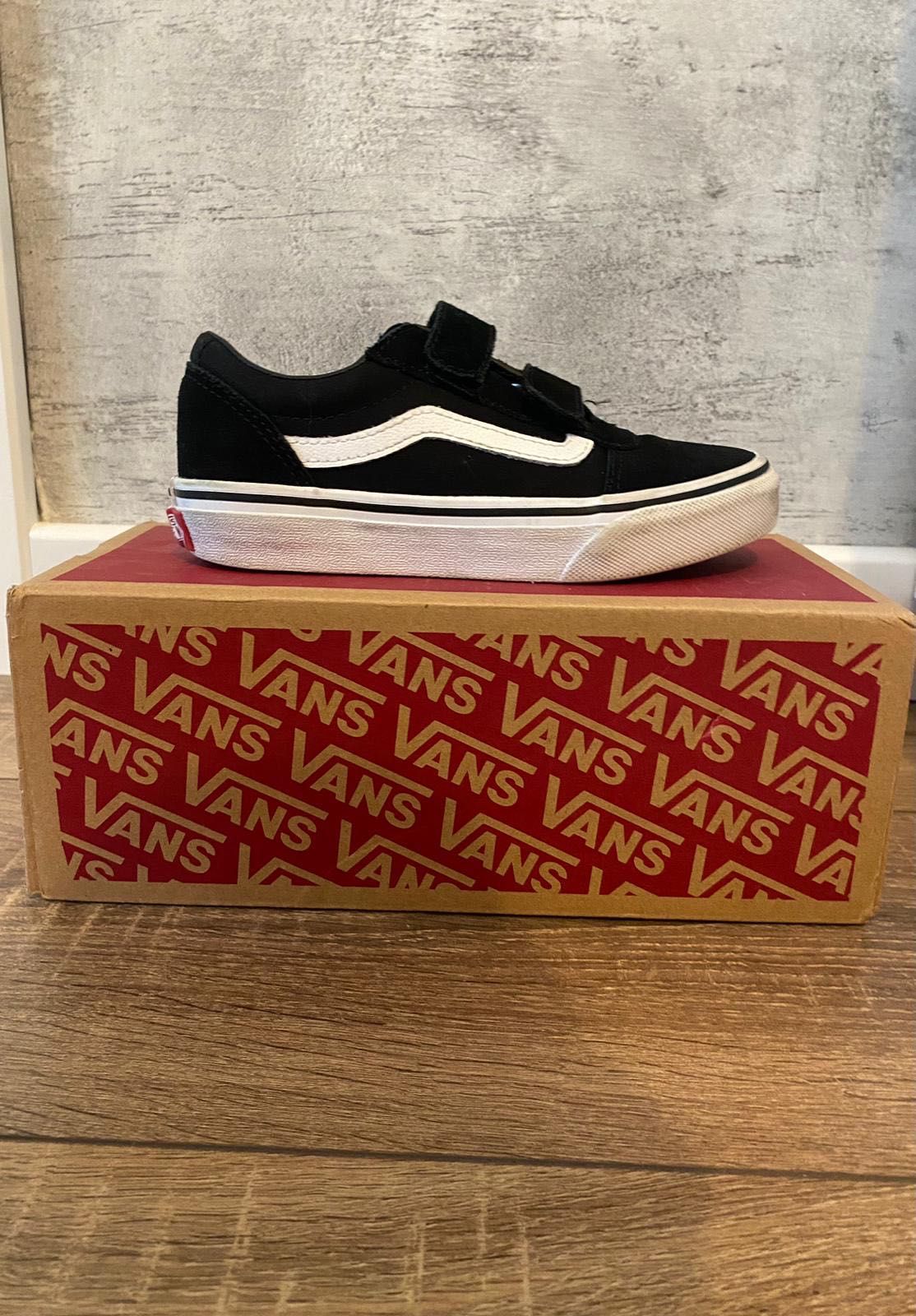 1 pereche Converse fete (măsura 33)   Ron,1 vans ( măsura 31)