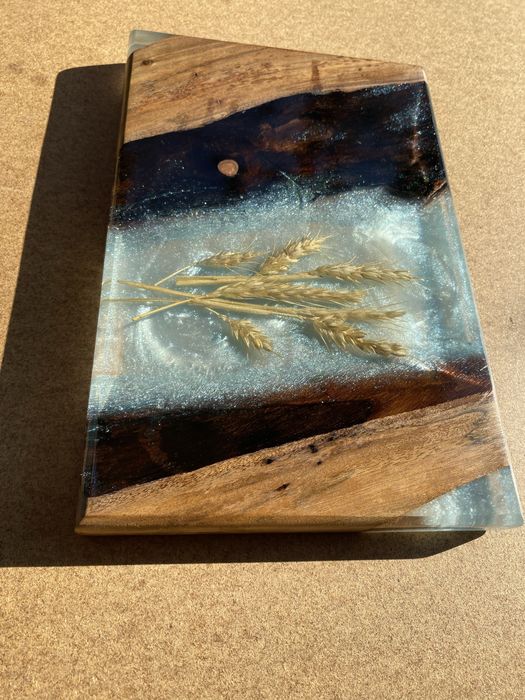 Дъски от орех и епоксидна смола.