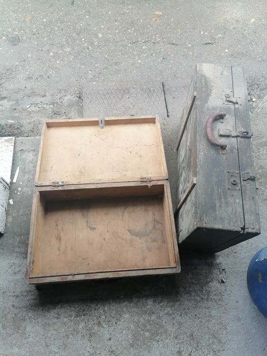 Vând 2 valiză de armata