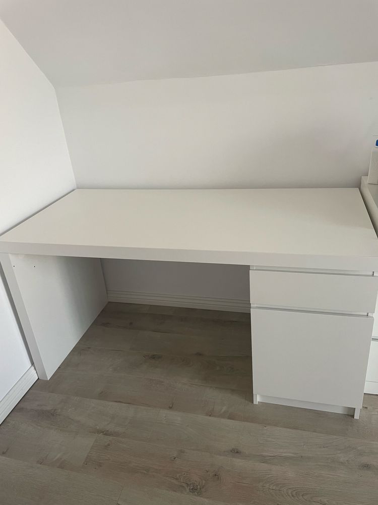 Birou Ikea alb in stare extrem de buna